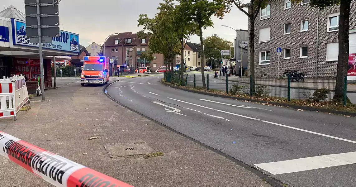 Die Polizei sperrt den Bereich rund um die Brandstelle zuerst nur für Autos, später auch für die Fußgänger. (Foto: Marek Schirmer)