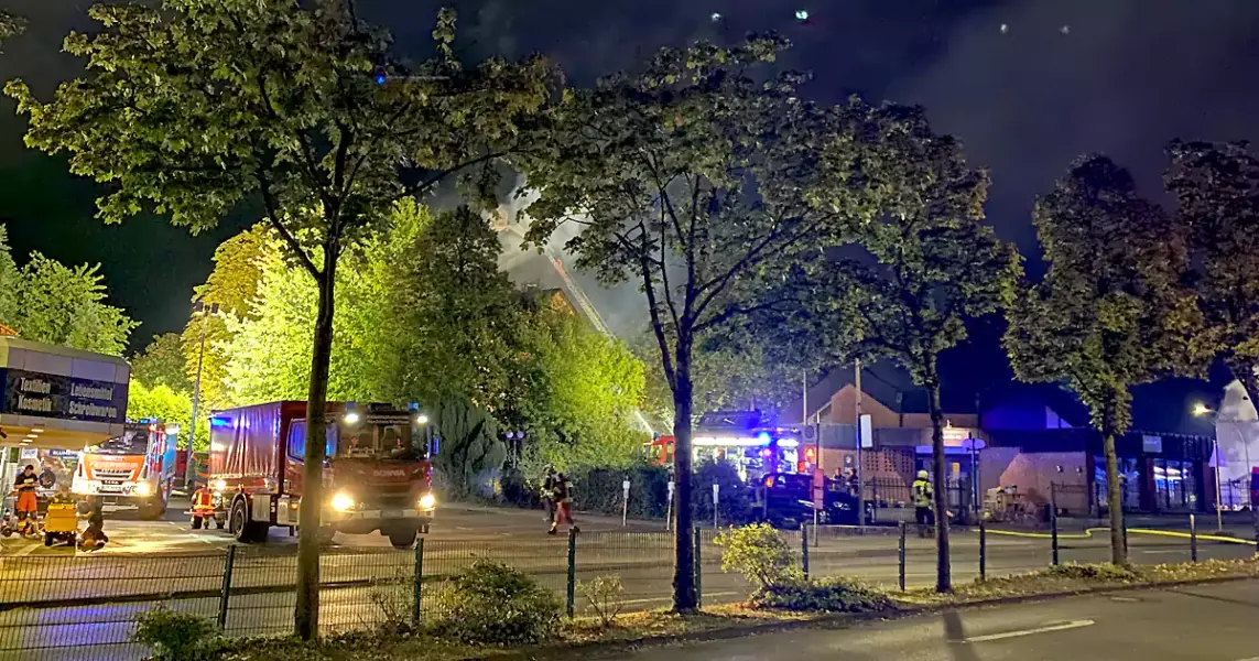 Hellausgeleuchteter Bereich rund um die Brandstelle. (Foto: Marek Schirmer)
