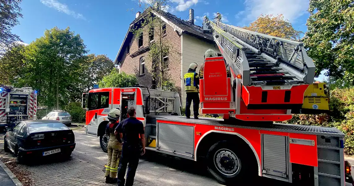 Die Feuerwehr Witten löscht am Sonntag, gegen 15 Uhr, die Glutnester nach. (Foto: Marek Schirmer)