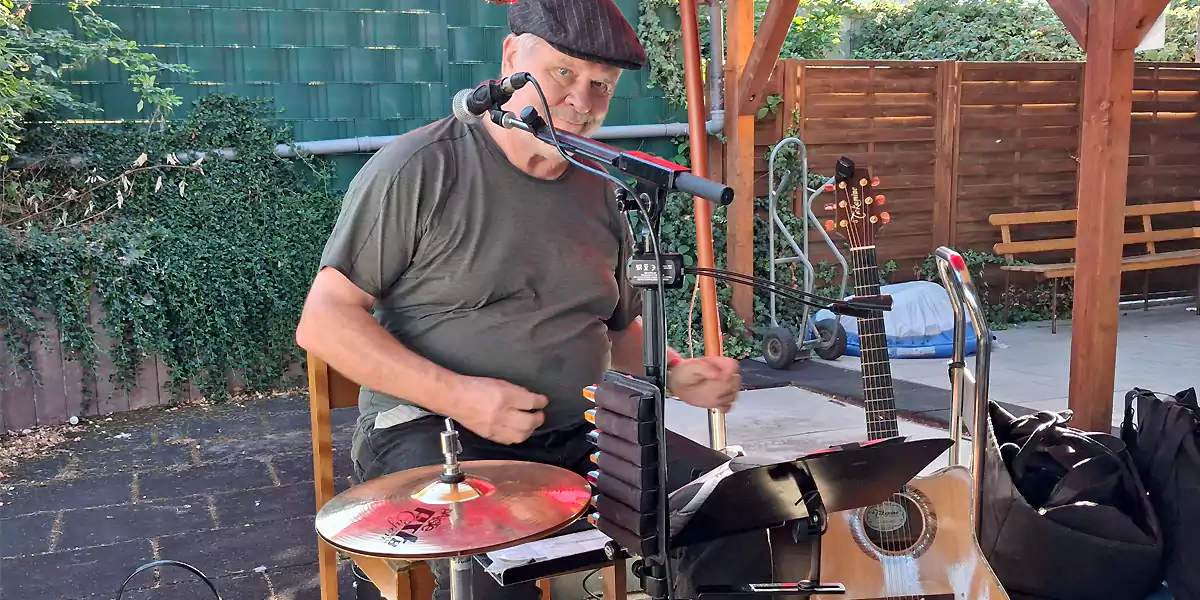 Gitarrist Dr. Mojo im Garten des kath. Gemeindezentrums in Witten-Stockum. (Foto: Michael Winkler)