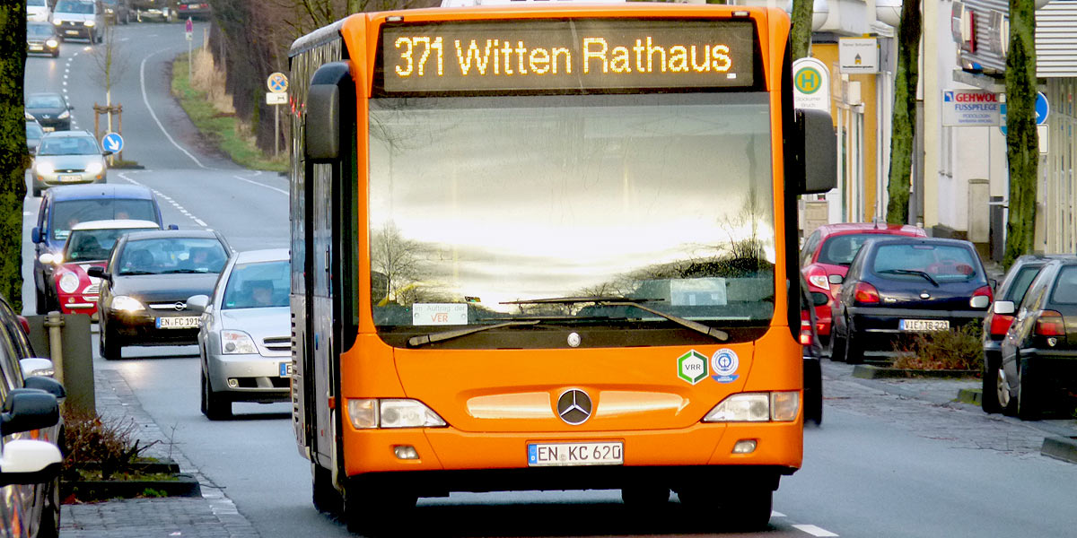 Bus der Linie 371 in Witten (Schmuckbild: Marek Schirmer