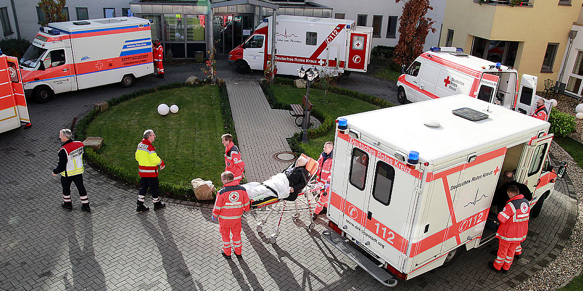 Krankenwagen mit Pflegeheimbewohner aus Dortmund vor dem Altenzentrum am Schwesternpark (Foto: Andreas Vincke / Diakonie Ruhr)