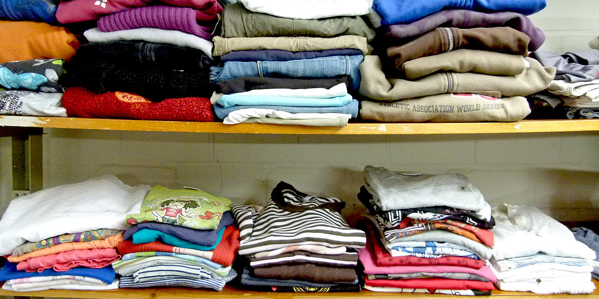 Für jede Jahreszeit die passende Kleidung: In der Kleiderkammer wartet gut erhaltene Kleidung auf bedürftige Menschen. 