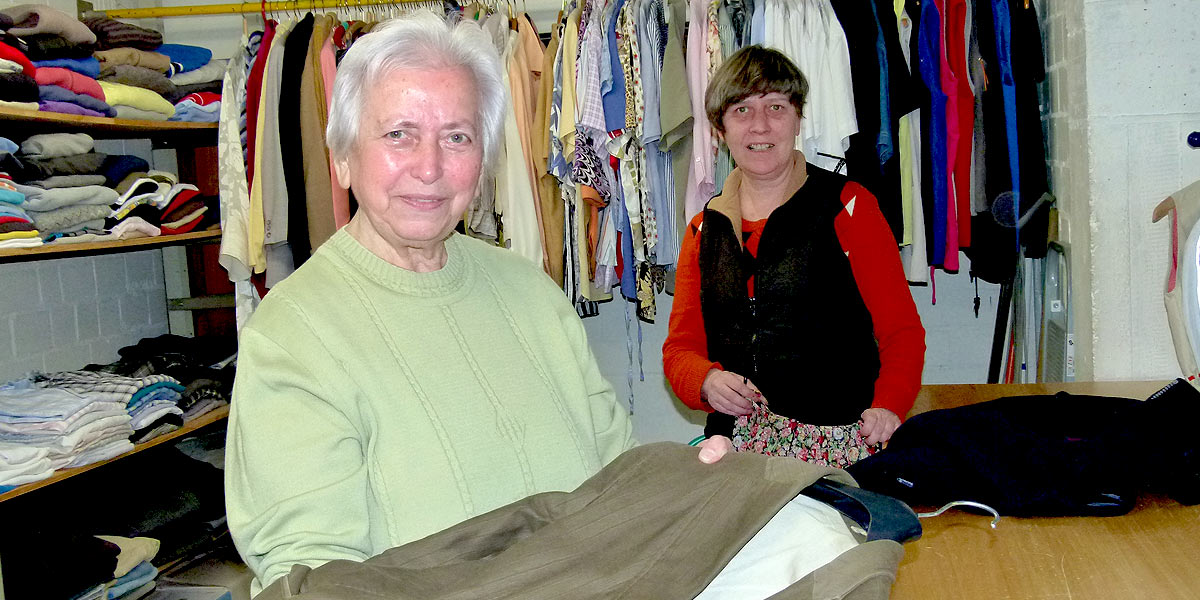 Petra Wiegold und Dorothea Schirmer bereiten die Kleiderkammer auf Wiedereröffnung im neuen Jahr vor. 