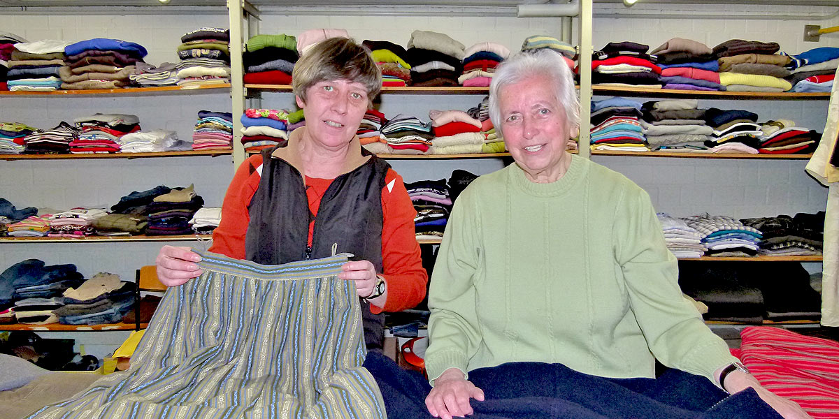 Petra Wiegold und Dorothea Schirmer bereiten die Kleiderkammer auf Wiedereröffnung im neuen Jahr vor.