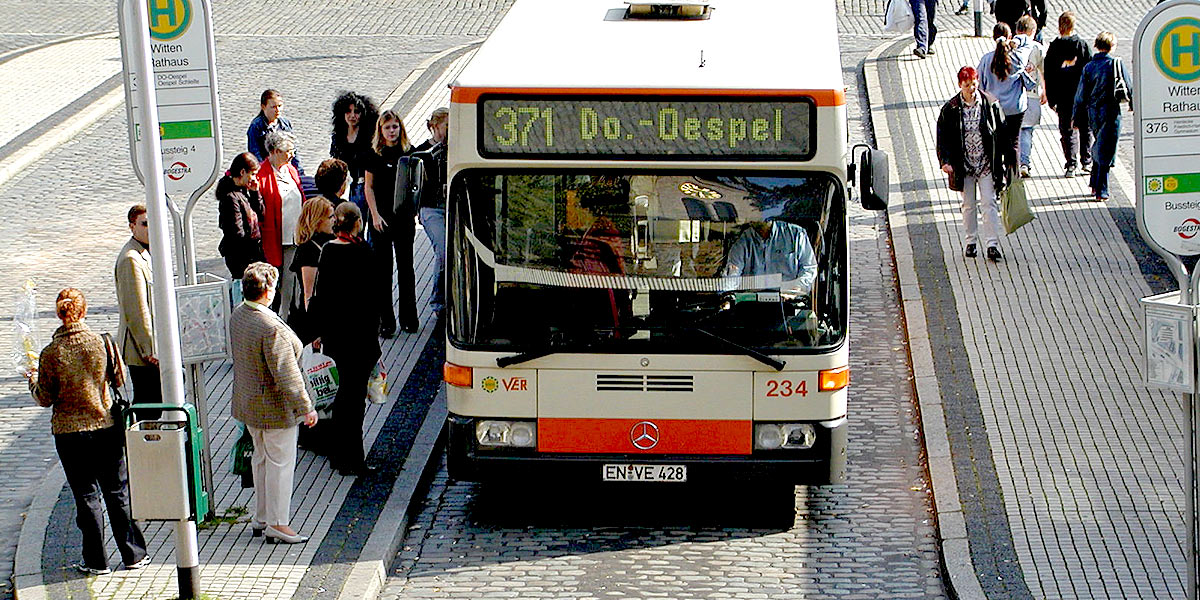 Linienbus der Linie 371 auf dem Kornmarkt in Witten im Jahr 2002 (Foto: Marek Schirmer)