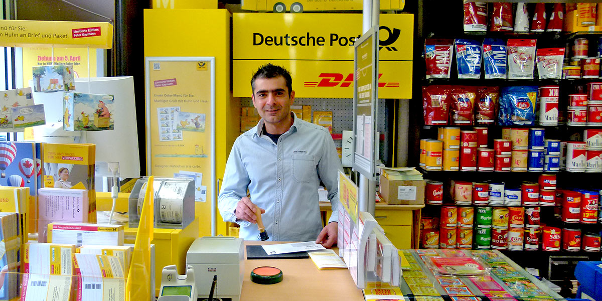 Und ab geht die Post: Der neue Agenturchef Vahit Bayram begrüßt die Stockumer in seiner neuen Postfiliale (Foto: Marek Schirmer)