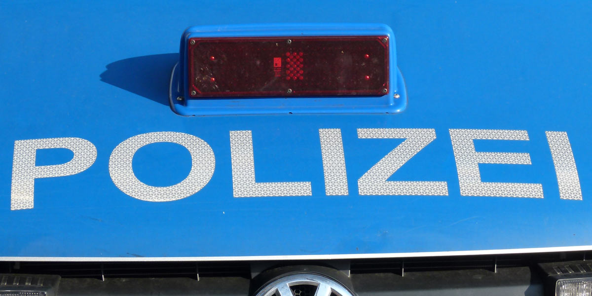 Schriftzug Polizei auf einem Streifenwagen. (Foto: Marek Schirmer)