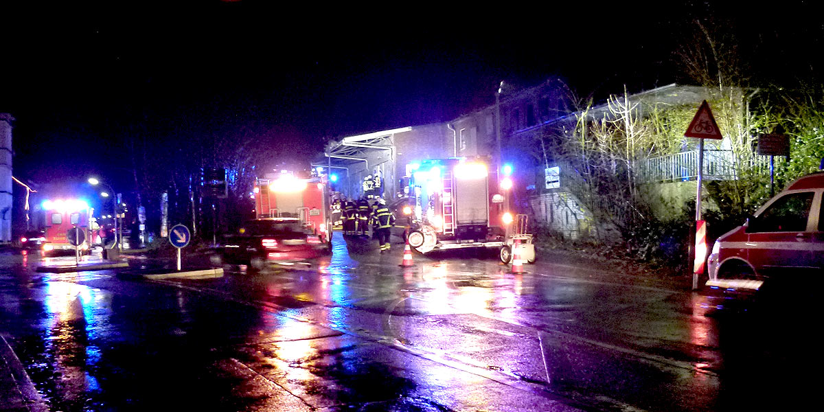 Einsatz im strömenden Regen. Feuerwehr, Polizei und Rettungskräfte wurden zum Brand zum Güterhalle gerufen. (Foto: Marek Schirmer)