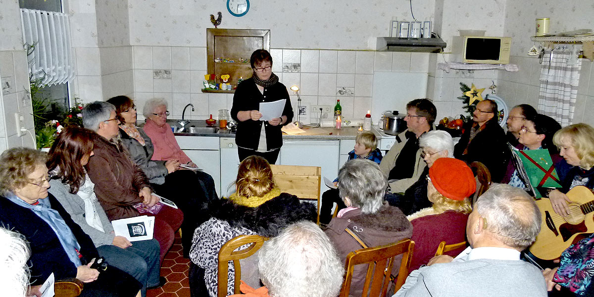 Dreißig Stockumer versammelten sich in der Küche von Frau Bangert zum ersten Lebendigen Adventskalender in diesem Jahr. (Foto: Marek Schirmer)