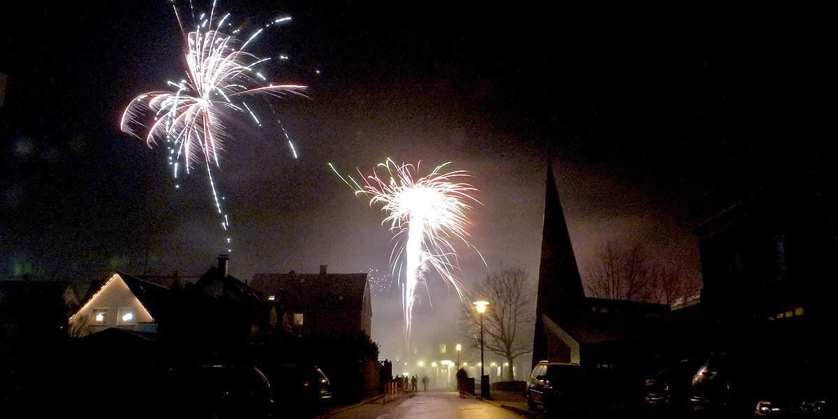 Blick auf das Feuerwerk auf der Hörder Straße vom Rosenthalring. (Foto: Marek Schirmer)