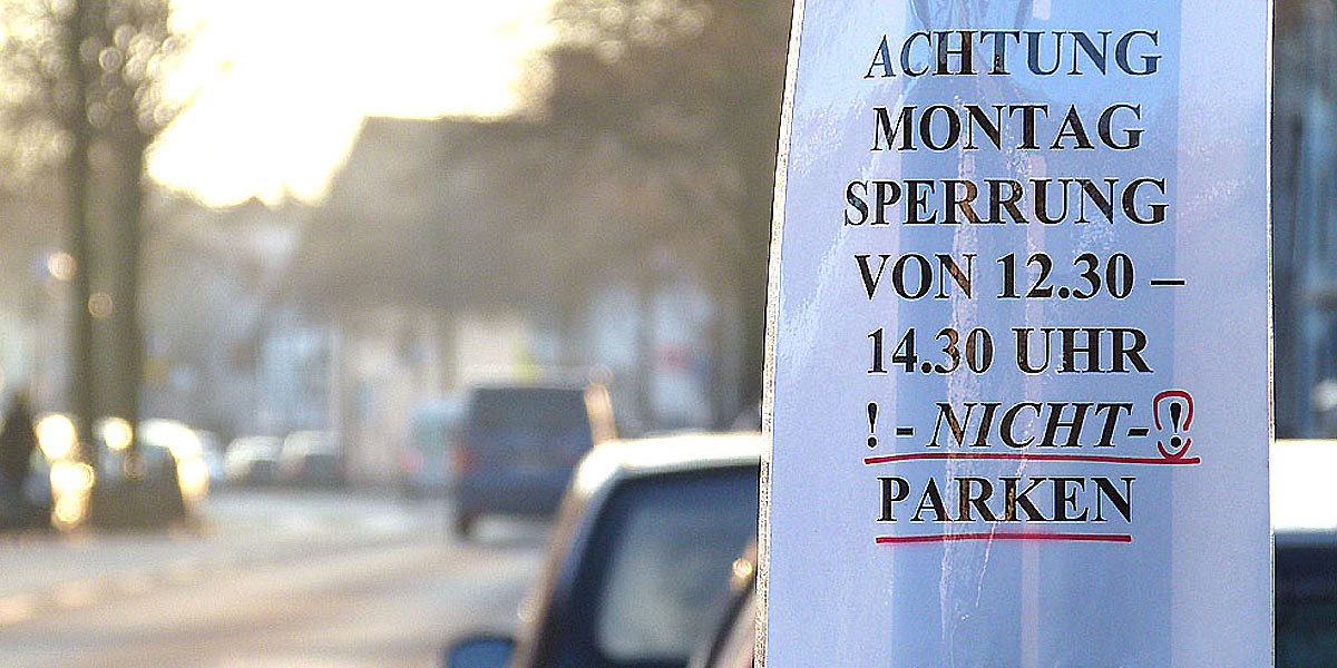 Die Rosenmontagzugveranstalter bitten mit Aushängen die Autobesitzer ihre Fahrzeuge am Montag nicht an der Hörder Straße zu parken. (Foto: Marek Schirmer)
