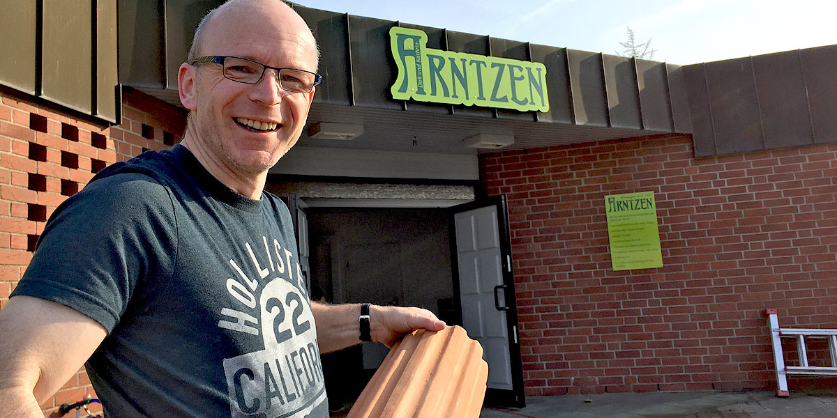 irk Arntzen bereitet sein neues Ladenlokal auf die Eröffnung vor. (Foto: Marek Schirmer)
