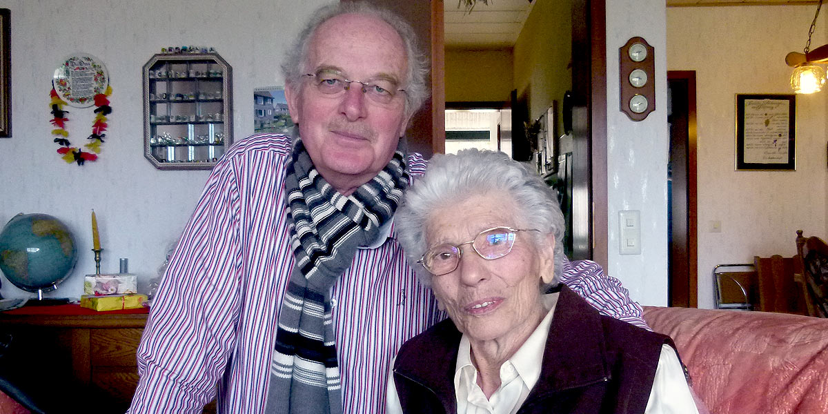 Ev. Pfarrer Holger Papies gratulierte Hedwig Knorn zum 104. Geburtstag. (Foto: Marek Schirmer)