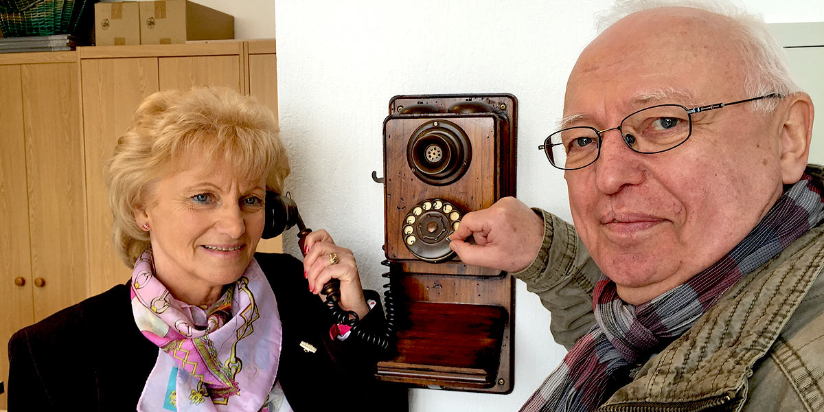 Die Heimatfreunde Karoline Robbert (v.l.) und Vereinsvorsitzende Wolfgang Lippert am historischen Telefon. (Foto: Marek Schirmer)