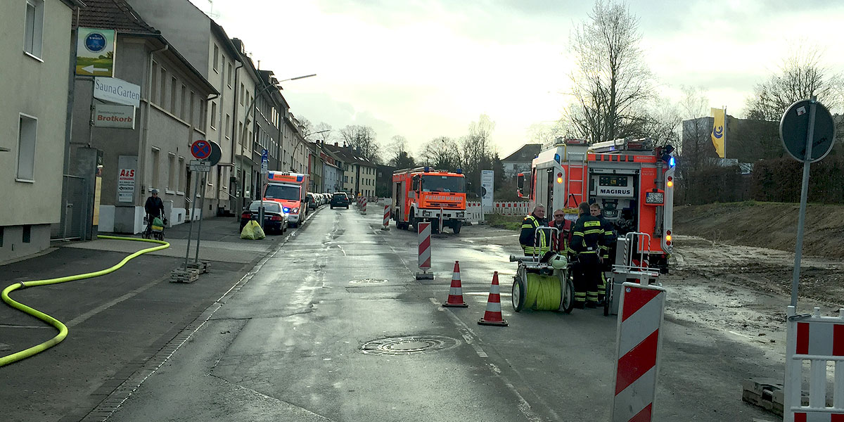 Die Löscheinheiten der Freiwilligen Feuerwehr aus der Altstadt, den Hölzern und Stockum unterstützten die Berufsfeuerwehr bei dem Einsatz an der Pferdebachstraße. (Foto: M. Schirmer) 