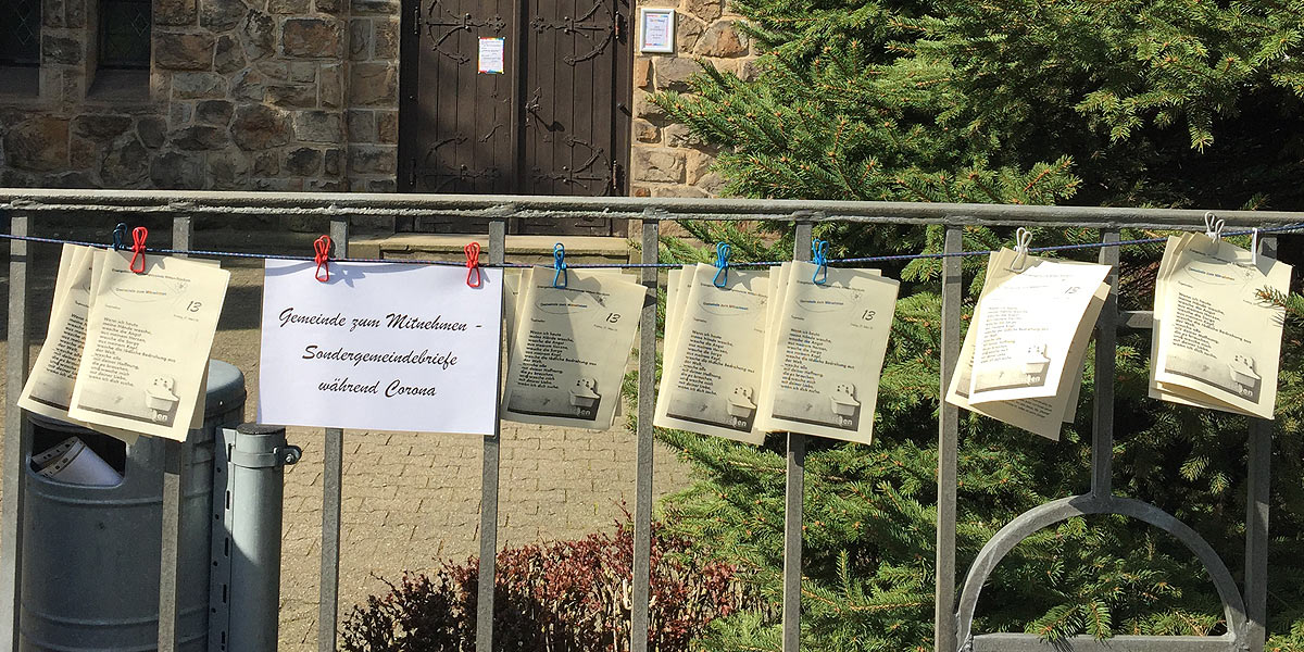 Nur beim schönen Wetter: Ev. Kirchengemeinde hängt Gemeindebriefe an ihrern Zaun (Foto: M. Schirmer)