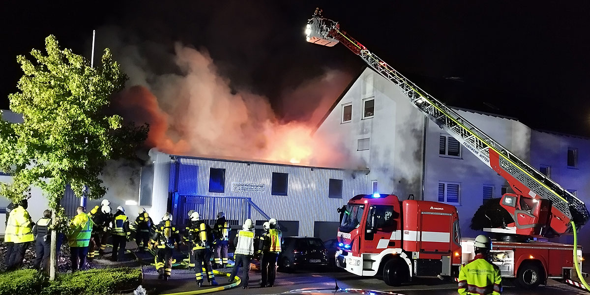 Nächtlicher Brand einer Werkstatthalle am Mewe Ring. Die Feuerwehr meldet: „keine Verletzten“. (Foto: Feuerwehr Witten)