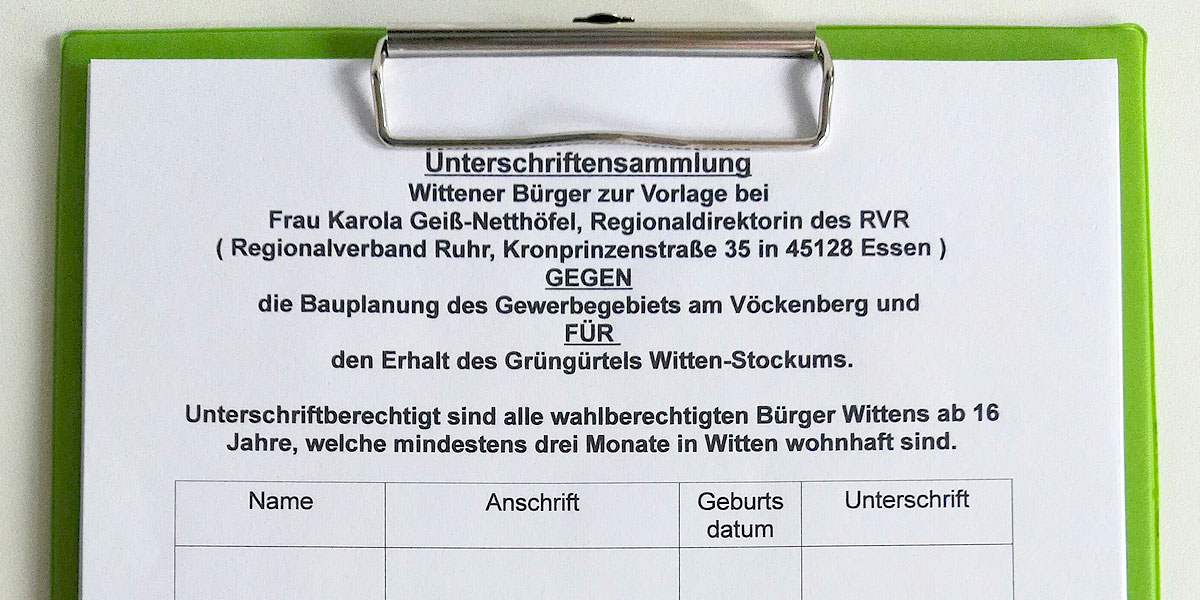 In mehreren Stockumer Geschäften liegen Klemmbretter mit Unterschriftenlisten gegen die Umwidmung der Grünflächen im Vöckenberg in Gewerbe- und Industrieflächen. (Foto: Tina Gambalat.