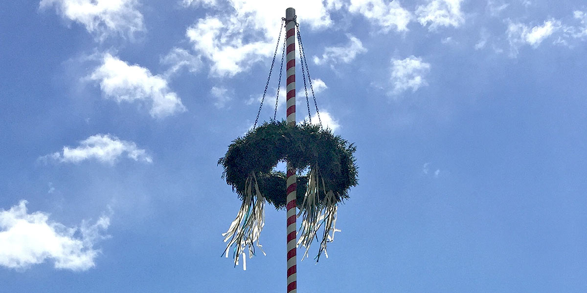Ein Maibaum schmückt wieder die Freizeitfläche hinter der Mehrzweckhalle in Witten-Stockum. Der SPD-Ortsverein sorgt jedes Jahr dafür, dass die Tradition erhalten bleibt. (Foto: M. Schirmer)
