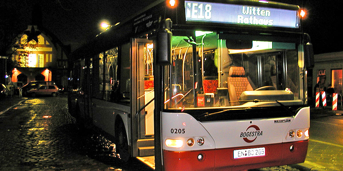 Der NE18 ist die erste Nachtbuslinie in Witten. Der Nachtexpress verbindet seit dem Heiligabend im Jahr 2002 stündlich BO-Langendreer, Witten-Heven, -Mitte, -Annen und -Stockum miteinander. Im Jahr 2002 bediente die Linie noch die Bogestra selbst. (Foto: M. Schirmer)