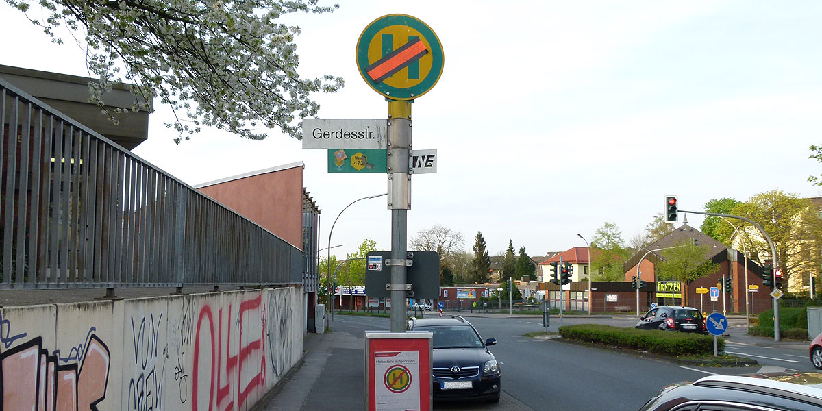 Meisten ist die Haltestelle des Nachtexpress 18 in Stockum zugeparkt. Ein Hinweisschild auf die Abfahrtszeiten verweist nur auf die Fahrten des „Schwimmbusses“ der Harkortschule. Auch am Wochenende in der Nacht hält an dieser Haltestelle ein Linienbus. (Foto: M. Schirmer)