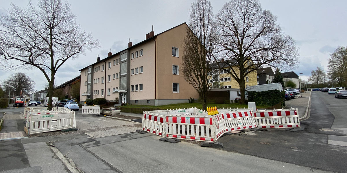 Die Baustelle Himmelohstraße und Ecke Leibreddestraße am 8. April. PKWs kommen an der Baustelle vorbei, für Busse und LKWs wird es eng. (Foto: M. Schirmer)