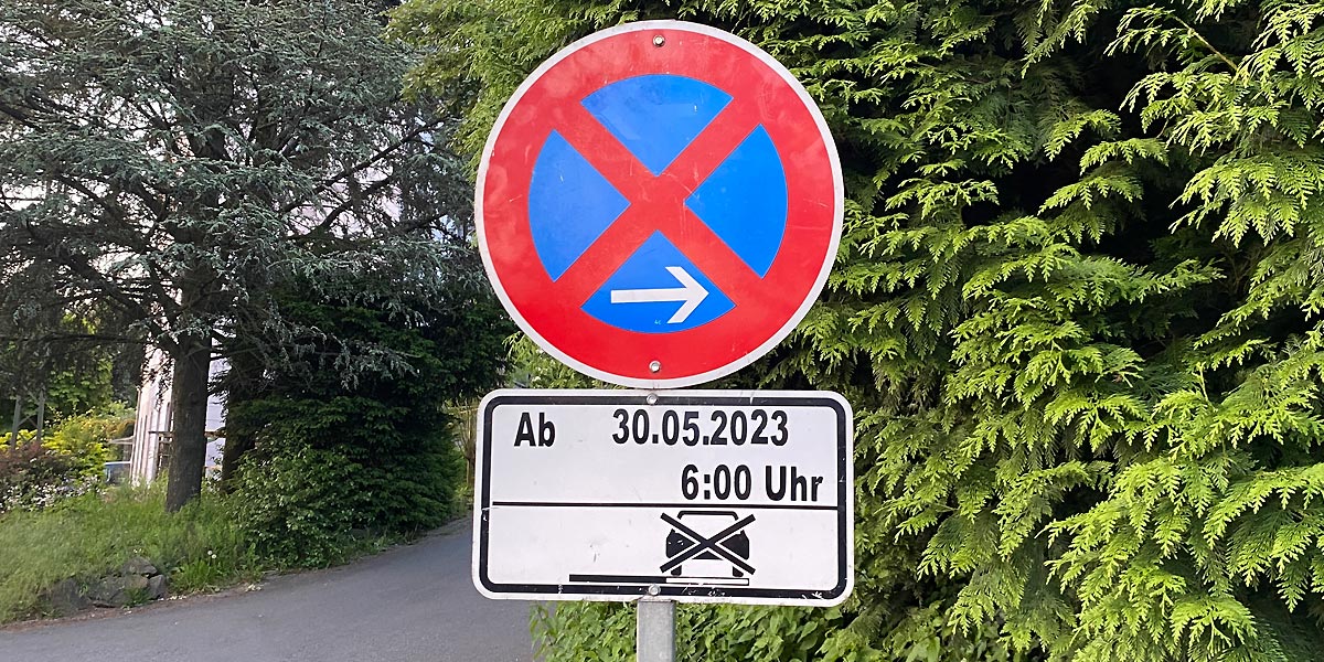Parkverbotsschilder weisen Fahrzeughalter seit Tagen auf die bevorstehende Baustelle im Bebbelsdorf hin. (Foto: M. Schirmer)