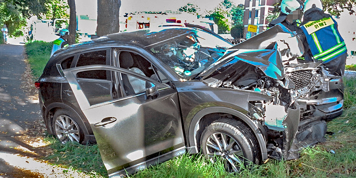 Der Baum konnte sich erfolgreich behaupten. Beim Umfall auf der Hörder Straße wurde der alkoholisierte Fahrer verletzt. (Foto: Polizei Bochum)
