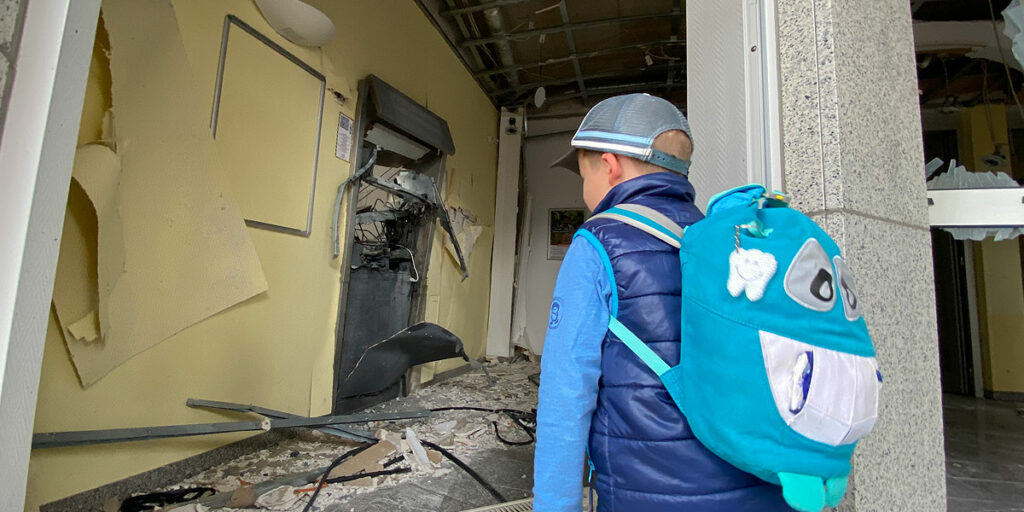 Das Flatterband war der einen Seite frei, Passanten konnten einen Einblick ins Innere des Gebäudes erhaschen. (Foto: Marek Schirmer)