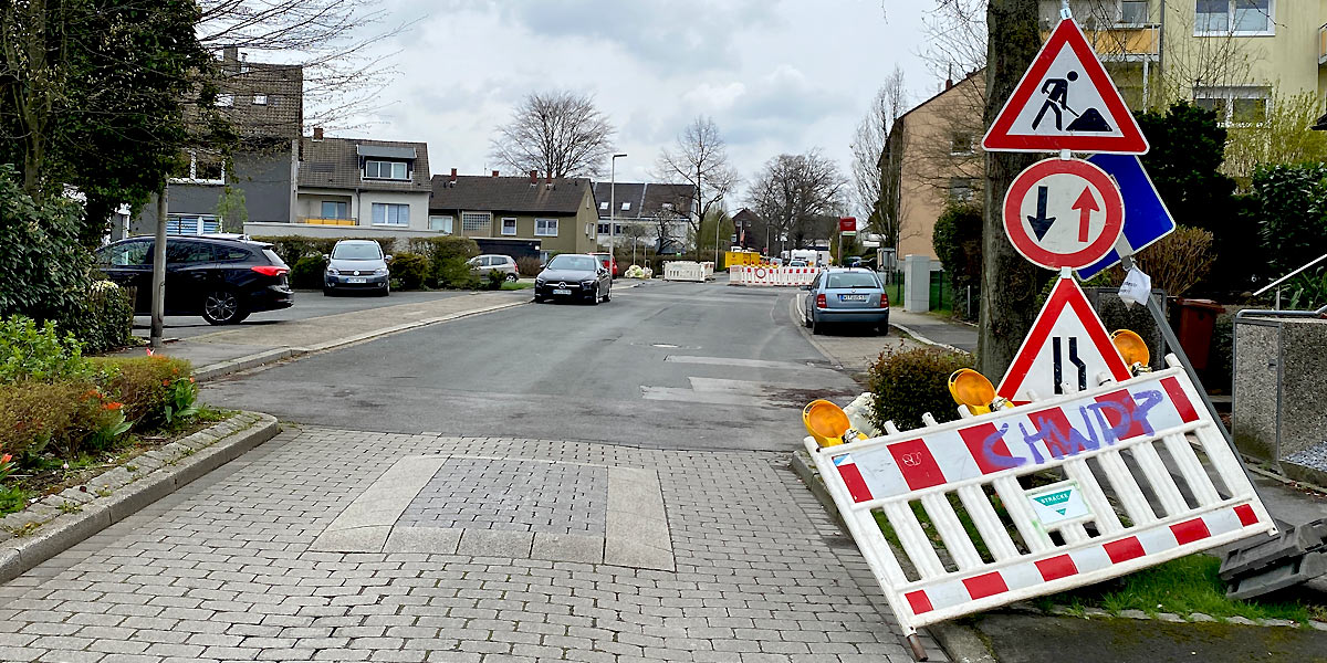 Die Baustelle Himmelohstraße und Ecke Leibreddestraße am 8. April. PKWs kommen an der Baustelle vorbei, für Busse und LKWs wird es eng. (Foto: M. Schirmer) 
