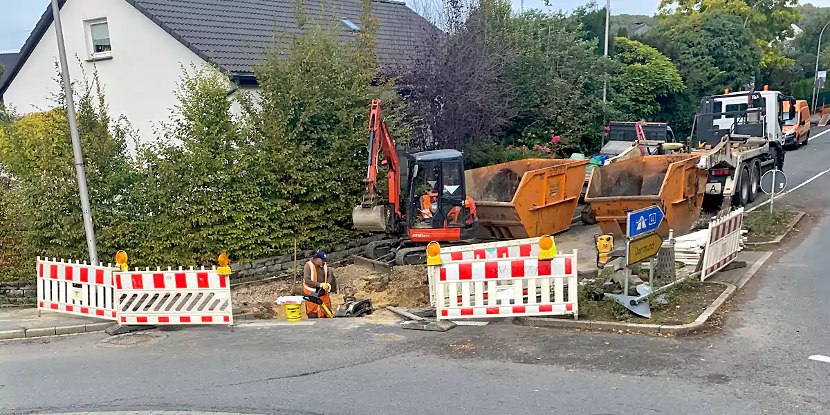 Ein Rohrbruch am Kreisverkehr Bebbelsdorf unterbrach die Direktverbindung von Stockum in die Stadtmitte. (Foto: Marek Schirmer)