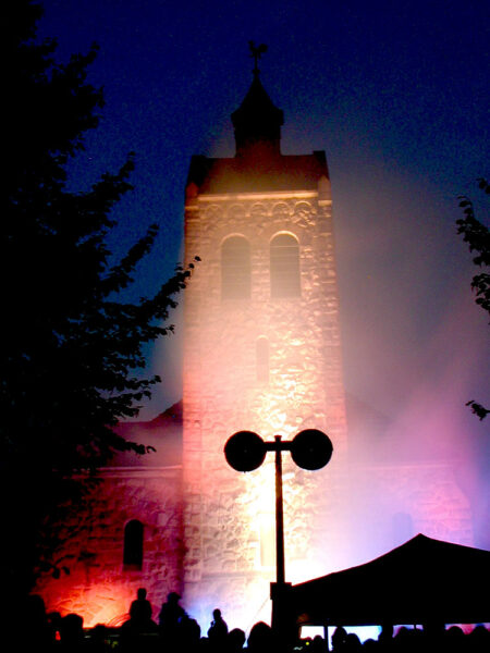 Am 29. Juni 2002 wurde die Ev. Kirche zum 100. Bestehen festlich angestrahlt. (Foto: Marek Schirmer)