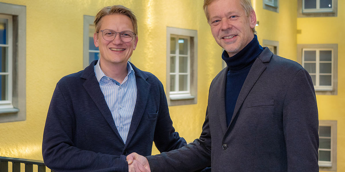 Bürgermeister Lars König gratuliert Andreas Schumski zur Wiederbestellung zum Geschäftsführer der Stadtwerke Witten (Foto: Jörg Fruck)