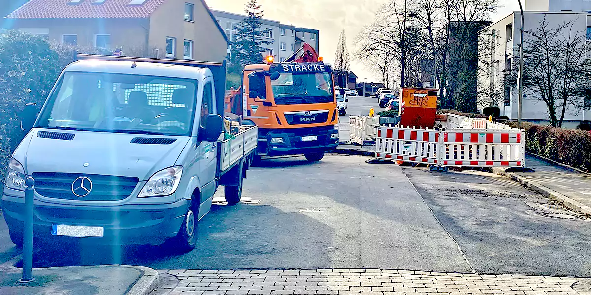 Keine Durchfahrt durch die Himmelohstraße. Baufahrzeuge versperren die Durchfahrt. (Foto: Marek Schirmer)