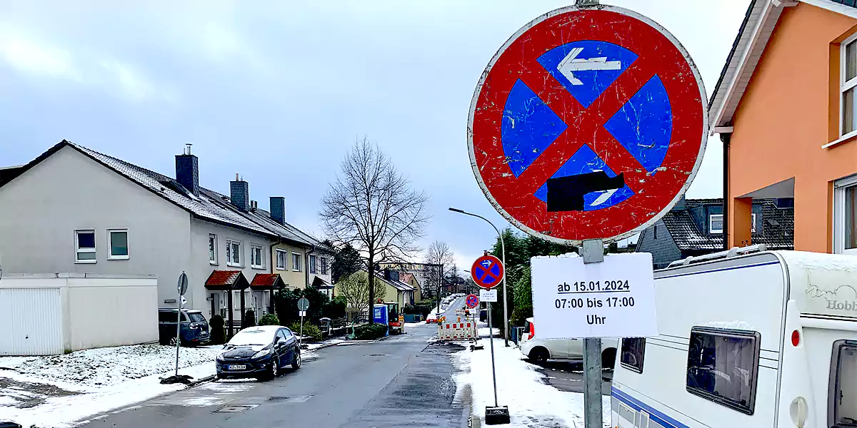 Zahlreiche Parkverbotsschilder wurden in der Himmelohstraße aufgestellt. Am 15. Januar sollte hier etwas stattfinden. Wetterbedingt wurde es abgesagt. (Foto: Marek Schirmer)