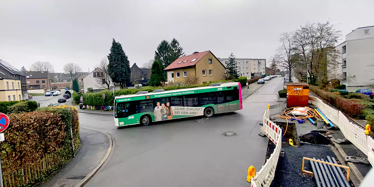 Buslinie 373 beim Abbiegen in die Gerdesstraße (Foto: Marek Schirmer)