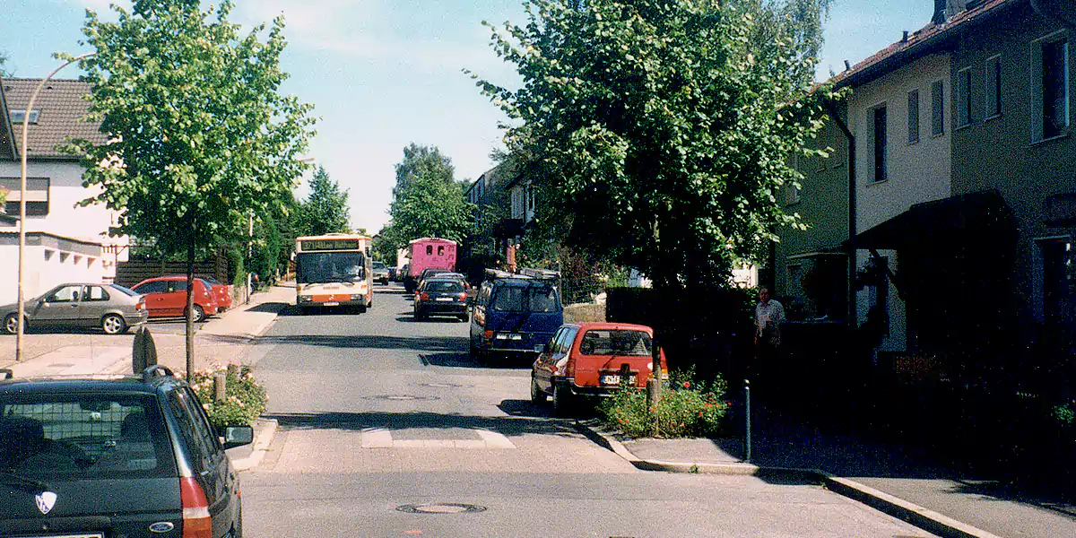 Während des Festes „Stockum 2000“ wurde die Buslinie 371 ein ganzes Wochenende über die Himmelohstraße umgeleitet, weil die Hörder Straße vollgesperrt war. (Foto: Marek Schirmer)