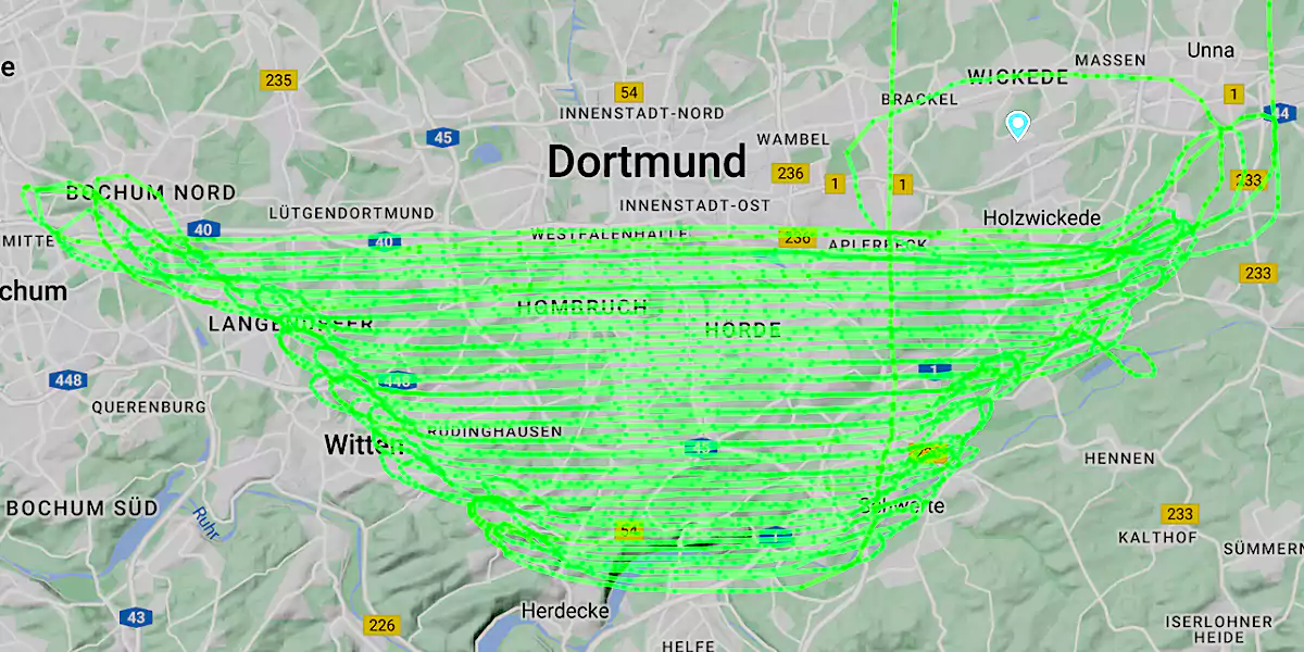 Das schwedische Unternehmen „Flightradar24 - Live Air Traffic“ visualisiert Flugzeugbewegungen auf der ganzen Welt. In der Nacht zeichnete das Portal diese Fliegerbewegung über Dortmund. (Grafik: Flightradar24/Google Maps)