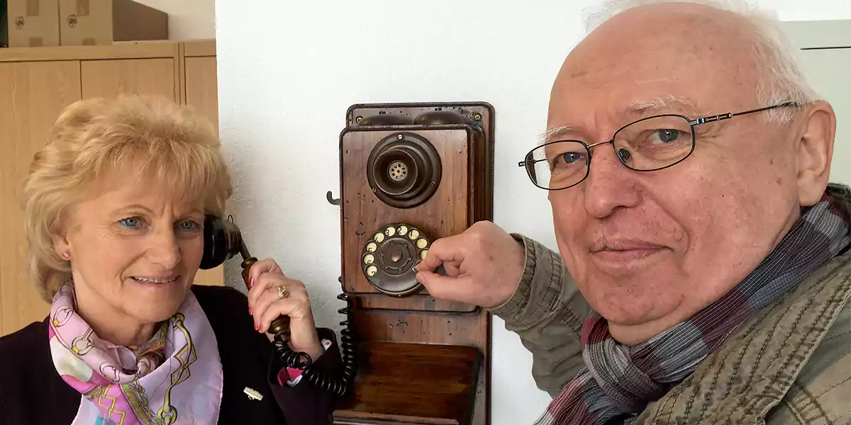 Karoline Robbert (r.) und Wolfgang Lippert (l.) in der ehemaligen Heimatstube der Heimatfreunde Witten / Düren. (Foto: Marek Schirmer)