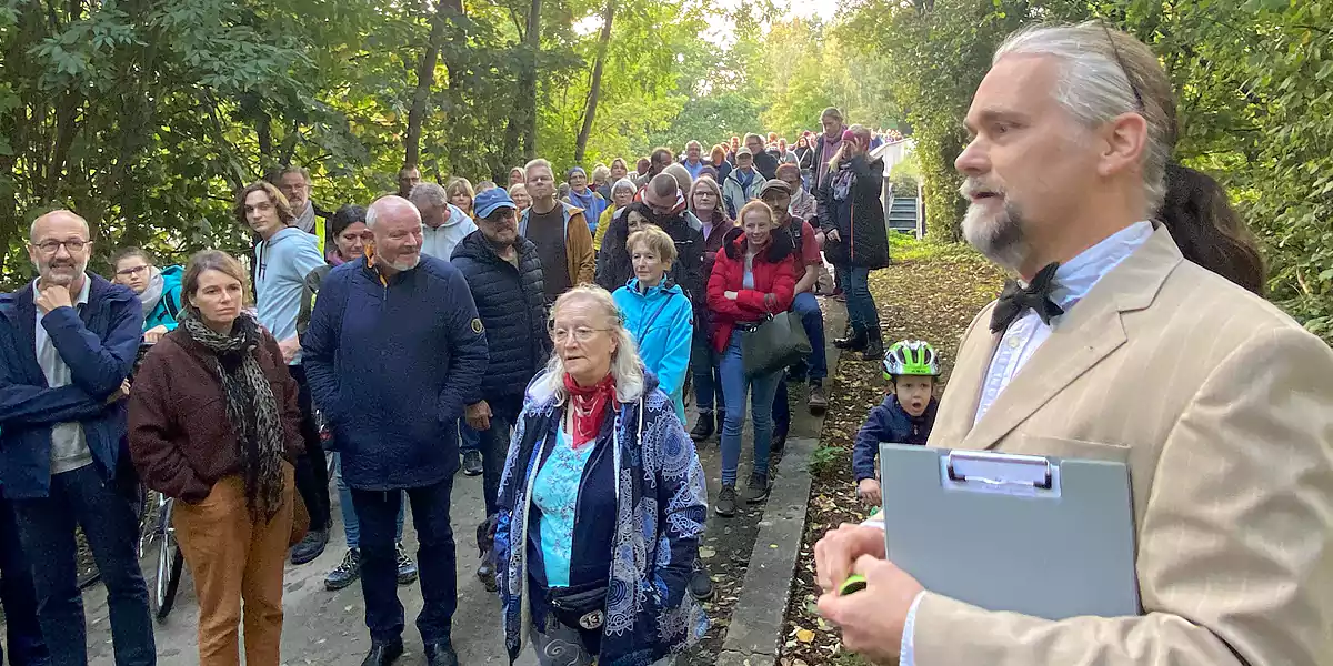 Aktion "Kunst auf dem Esel 2023" auf dem Rheinischen Esel u.a. mit dem Schauspieler Sven Möller (r.) (Foto: M. Schirmer)