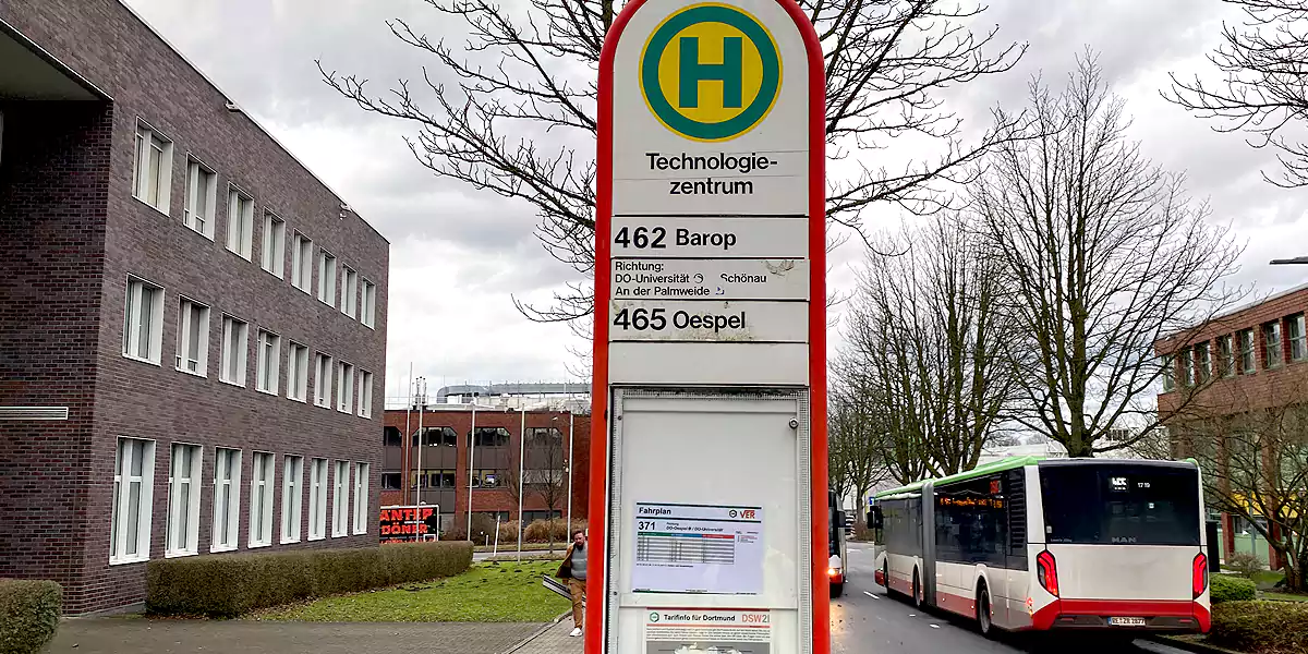 An der Haltestelle "Technologiezentrum" hält die Linie 371 regelmäßig, der Fahrplan ist vorhanden, die Liniennummer und das Ziel fehlen. (Foto: M. Schirmer)