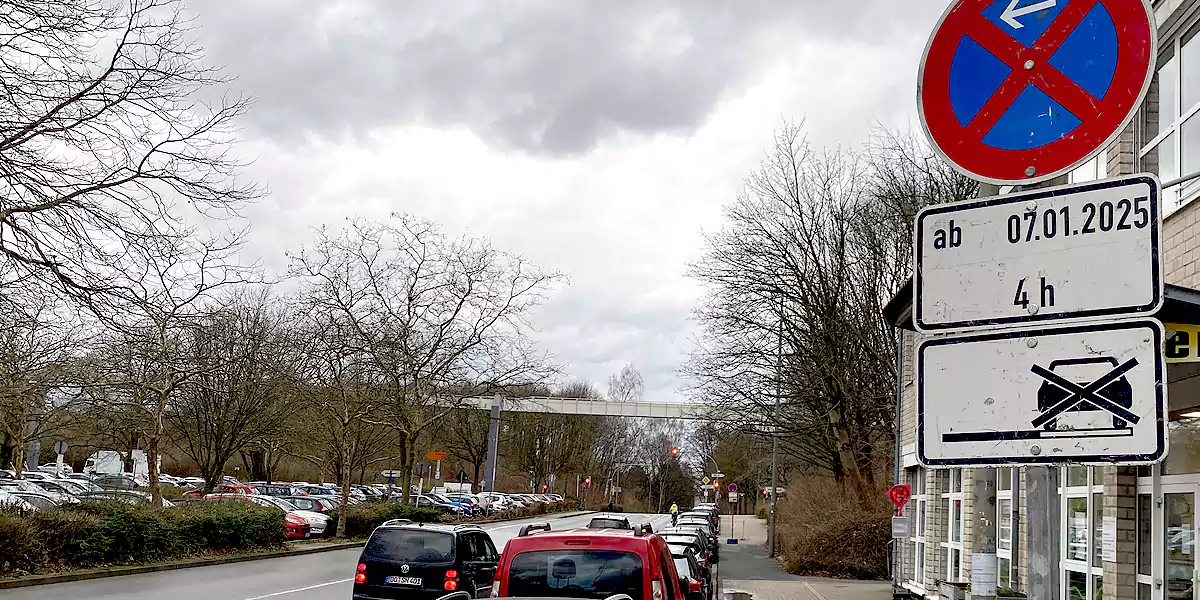 Die Markierungsarbeiten an der neuen Haltestelle konnten nicht früher erfolgen, weil der ehemalige Parkstreifen zugeparkt war. (Foto: M. Schirmer)