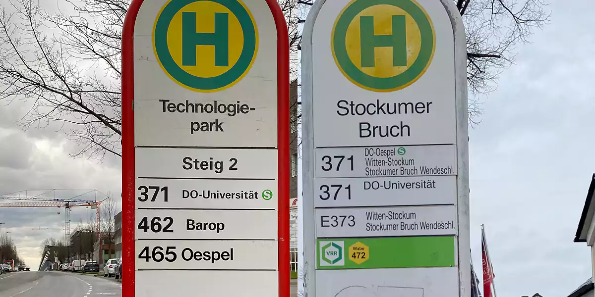 Die Verkehrsunternehmen haben unterschiedliche Auffassungen ob an der Universität auch die S-Bahn hält. Auf den Wittener Haltestellen der Linie 371 fehlt das Symbol für die S-Bahn-Station. (Foto: M. Schirmer)