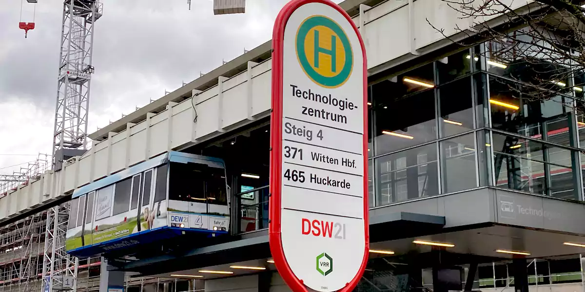 Fahrgastinformationssystem am Technologiepark in Dortmund. Das patentierte Haltestellenschild wurde entwickelt von Prof. Herbert Lindinger, einem österreichischen Grafiker und Industriedesigner. In Dortmund ist die Version 2 des Soester Herstellers „mabeg“ im Einsatz (Foto: M. Schirmer)