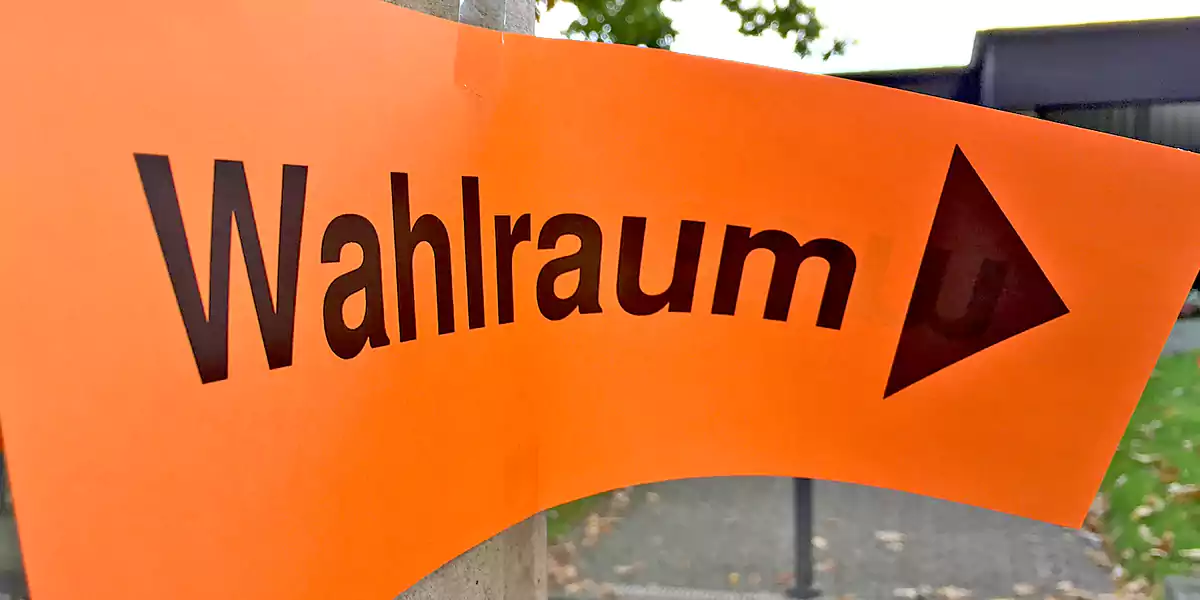 Hinweisschild auf einen Wahlraum (Foto: M. Schirmer/Archiv)