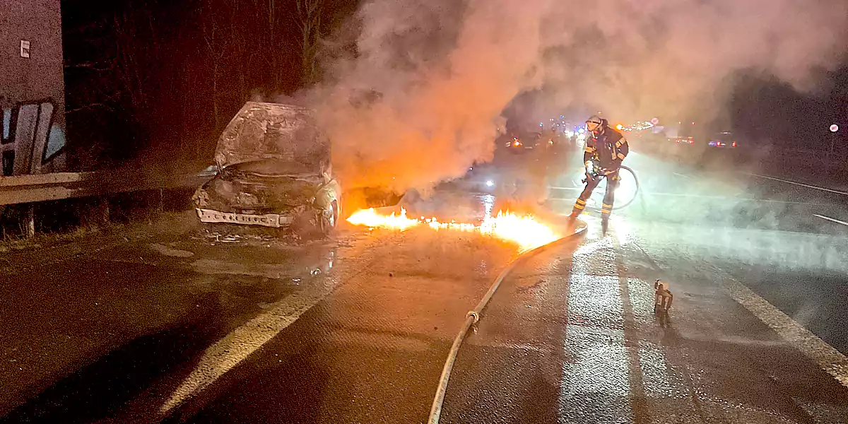 PKW-Brand auf der Autobahn 45 (Foto: Feuerwehr Dortmund)