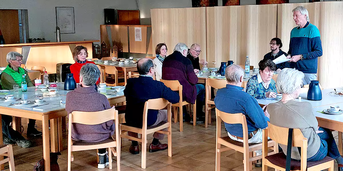 Ulrich Wolf und Dominik Paulus gaben beim Heimatnachmittag der Heimatfreunde Stockum/Düren am 19. Februar 2025 einen Einblick in die Arbeit der Wittener Tafel. (Foto: Karl-Heinz Thomas)