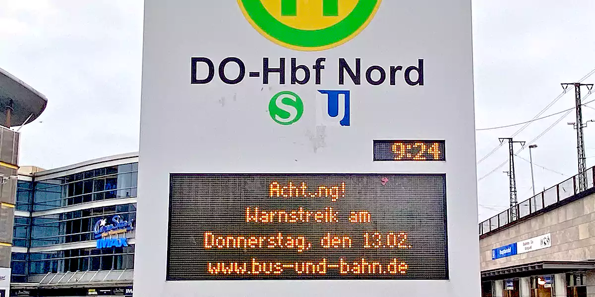 Verkehrsunternehmen informieren ihre Fahrgäste an Dynamischen Fahrgastinformationen (DFI) über angekündigte Streiks. (Foto: M. Schirmer)