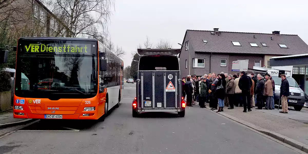 Am 25. Februar 2009 besuchte die mobile WAZ-Redaktion die Himmelohstraße. Die VER führte Probefahrten durch, um den Anliegern zu zeigen, dass die Befahrung mit einem Linienbus zu keinen Staus führt. (Foto: M. Schirmer)